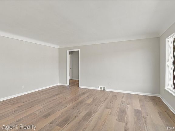 4th image of 17716 Veronica Ave