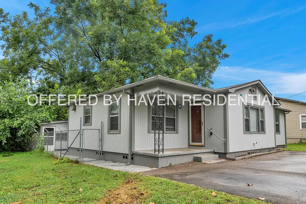 817 Meadow Dr NW — Photo 1