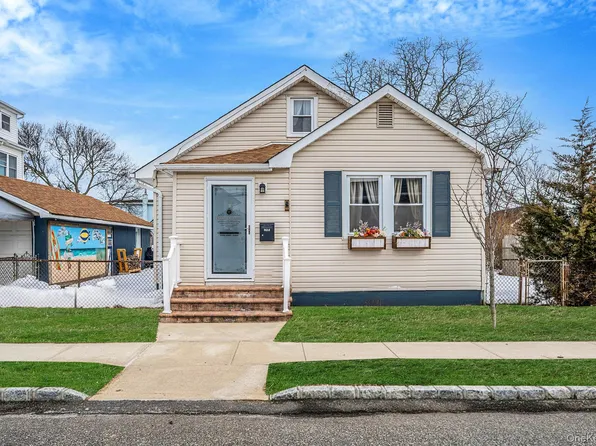 924 S 4th Street, Lindenhurst, NY 11757