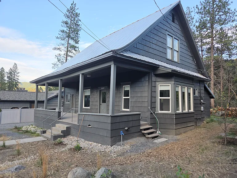 1217 Commercial St — Photo 1