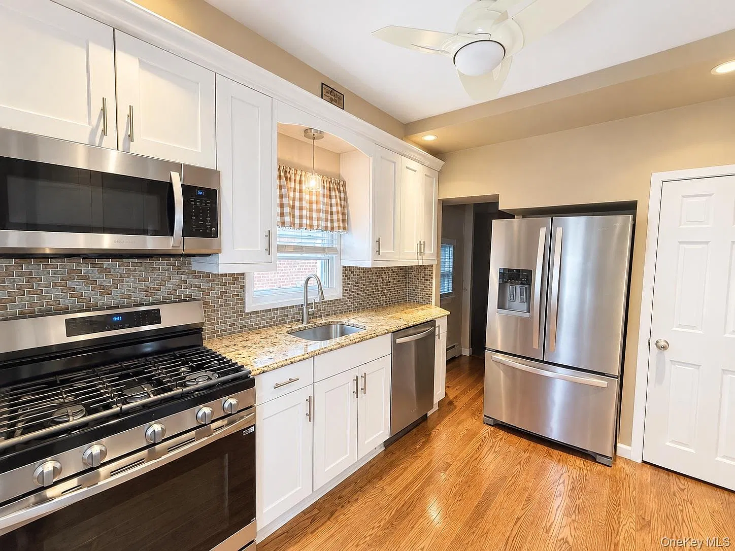 2 bed, 1.0 bath, 1135 sqft, $3,600 — Photo 2