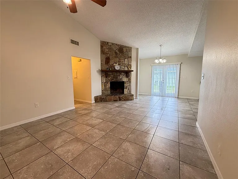 3136 Julia Ct — Photo 2