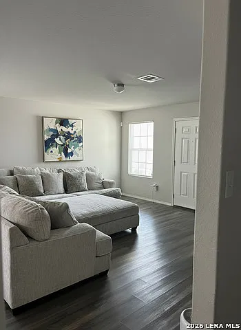3 bed, 2.0 bath, 1276 sqft, $2,050 — Photo 3