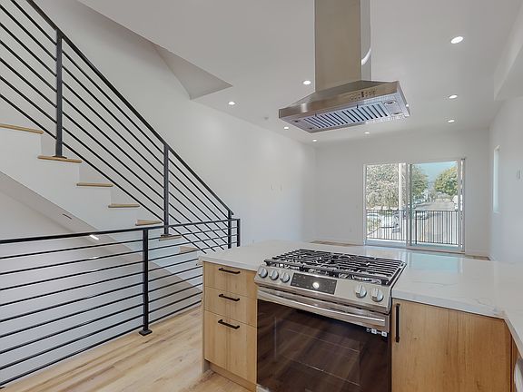 3rd image of 4462 Maplewood Ave