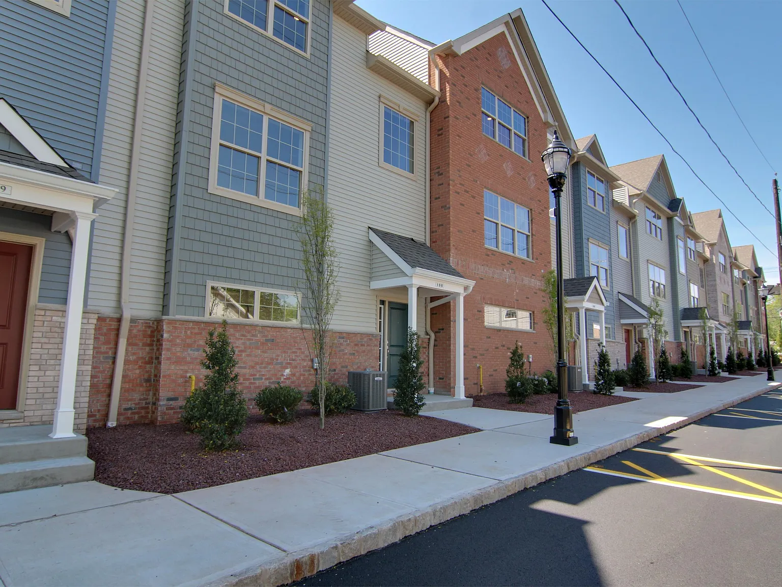 Gramercy Townhomes - 210 — Photo 3