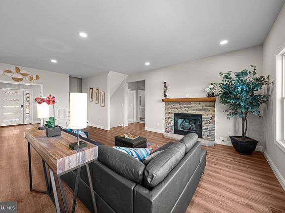 5th image of 930 River View Rd