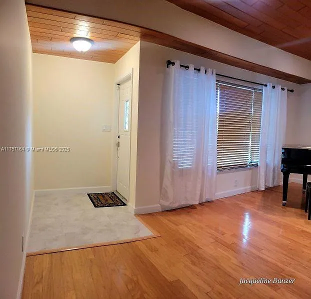 Lighthouse Manor — Photo 3