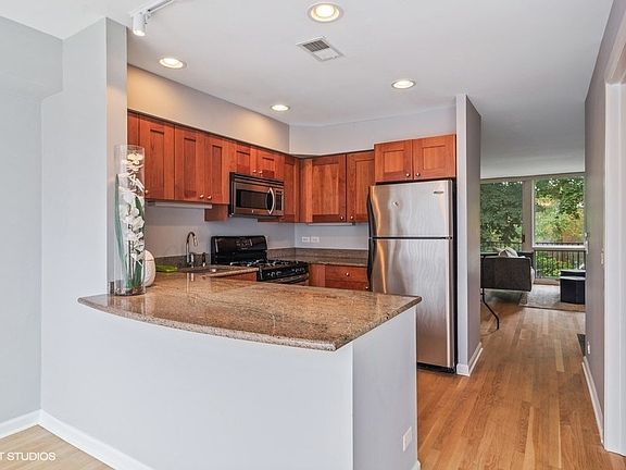2nd image of 2053 N Larrabee St #2