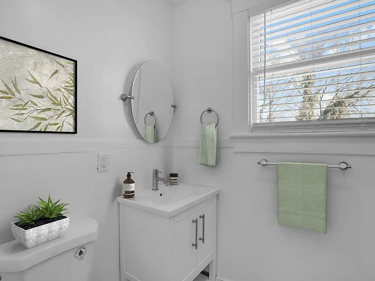 1004 E 33rd St #1/2 — Photo 5