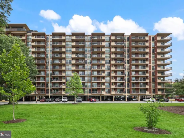 1300 Army Navy Dr APT 320, Arlington, VA 22202