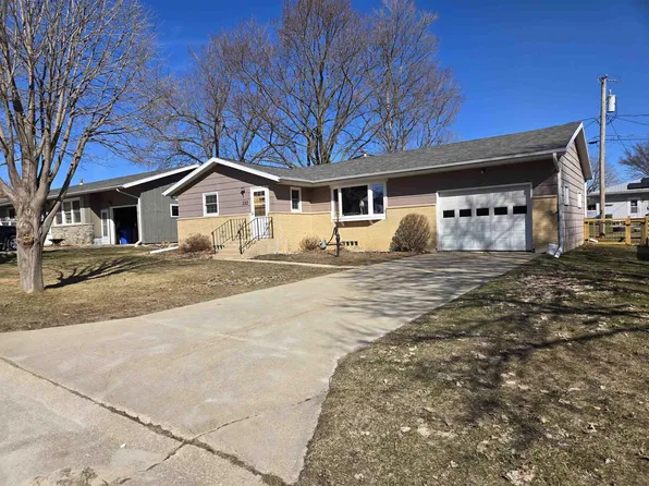 232 Valley Manor Dr, Cresco, IA 52136