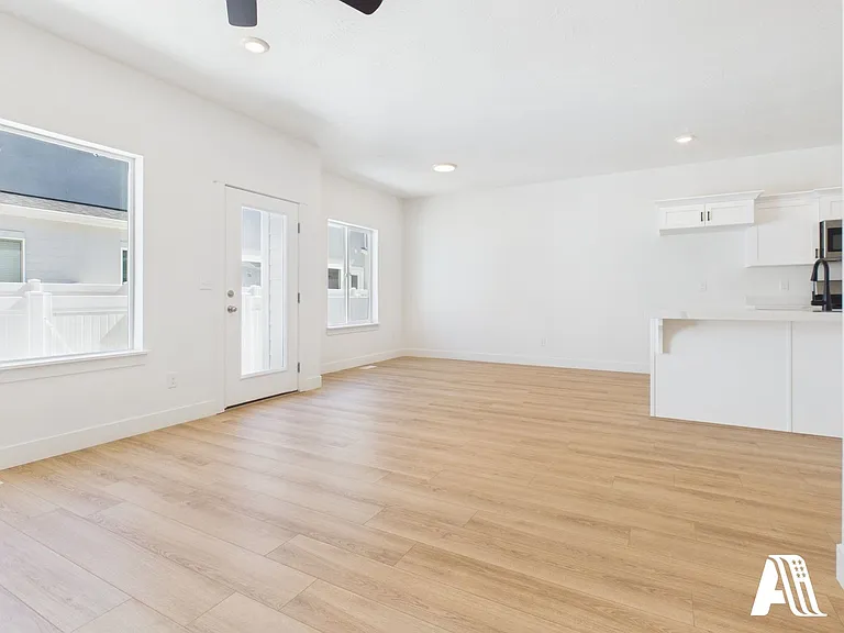 447 E 650 N — Photo 25