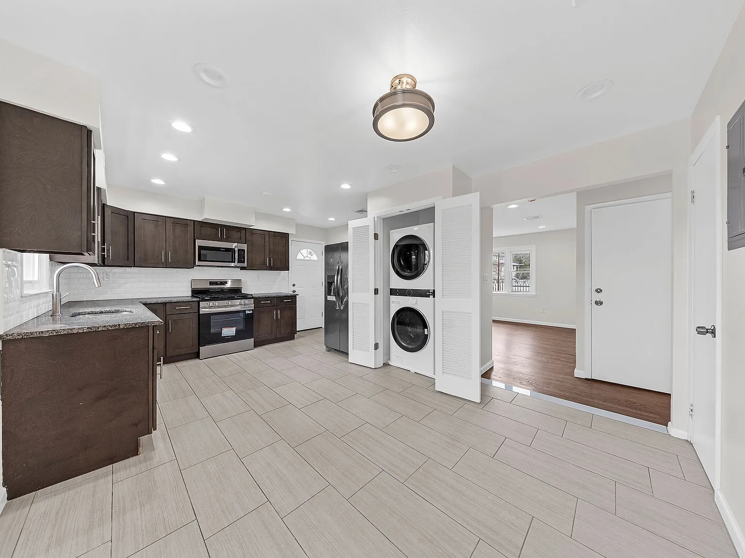 3 bed, 1060 sqft, $2,600 — Photo 4