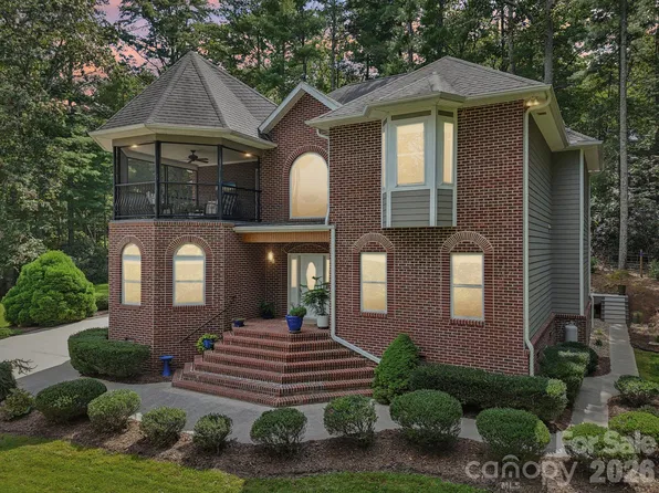 15 Madelyn Ln, Fairview, NC 28730