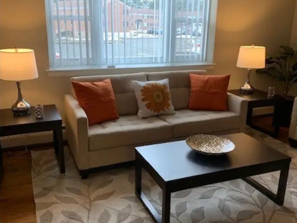 1st image of 8 Robbins Ln