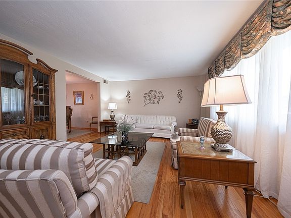 4th image of 105 Viennese Dr