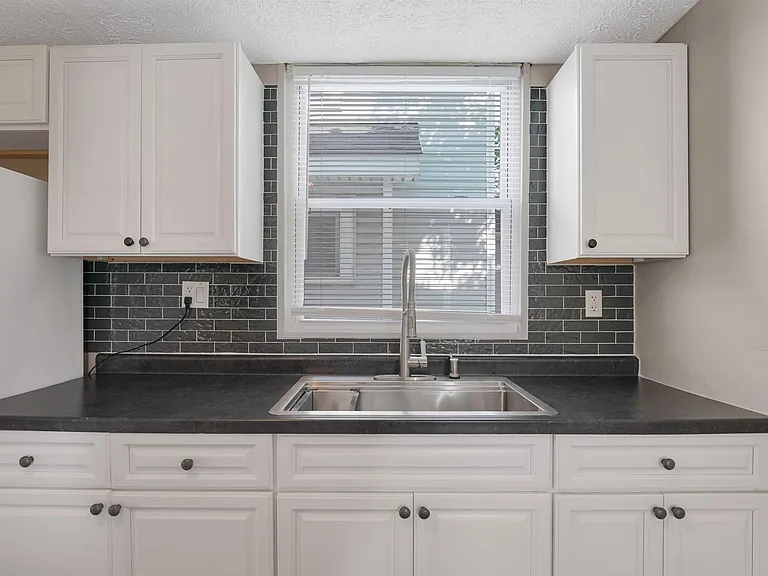 172 S Richardson Ave — Photo 10
