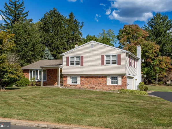 41 Woodlake Dr, Holland, PA 18966