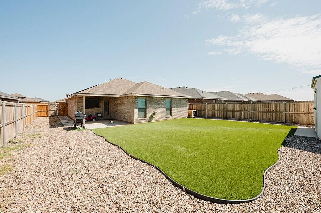 3 bed, 2.0 bath, 1320 sqft, $2,800 — Photo 3