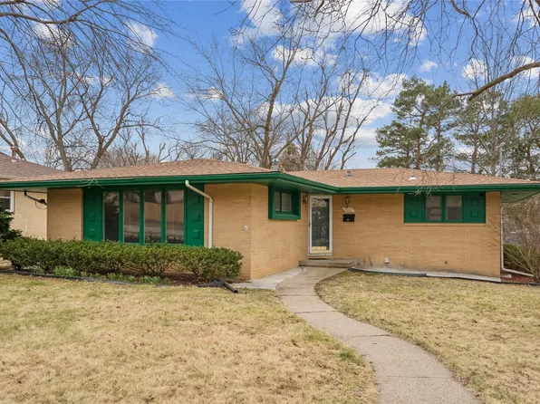 7422 Oak Brook Dr, Urbandale, IA 50322