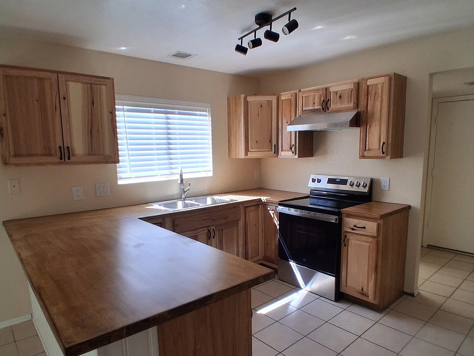 3 bed, 1400 sqft, $2,100 — Photo 3