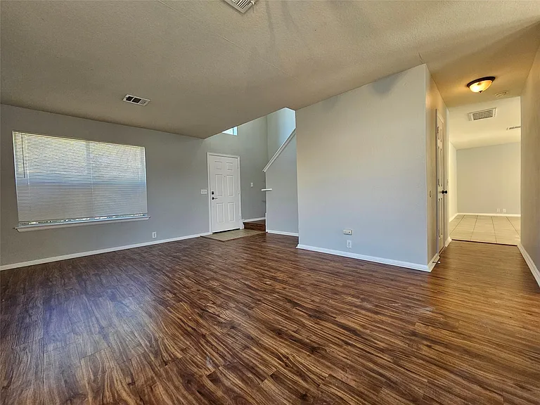 580 Hometown Pkwy — Photo 9
