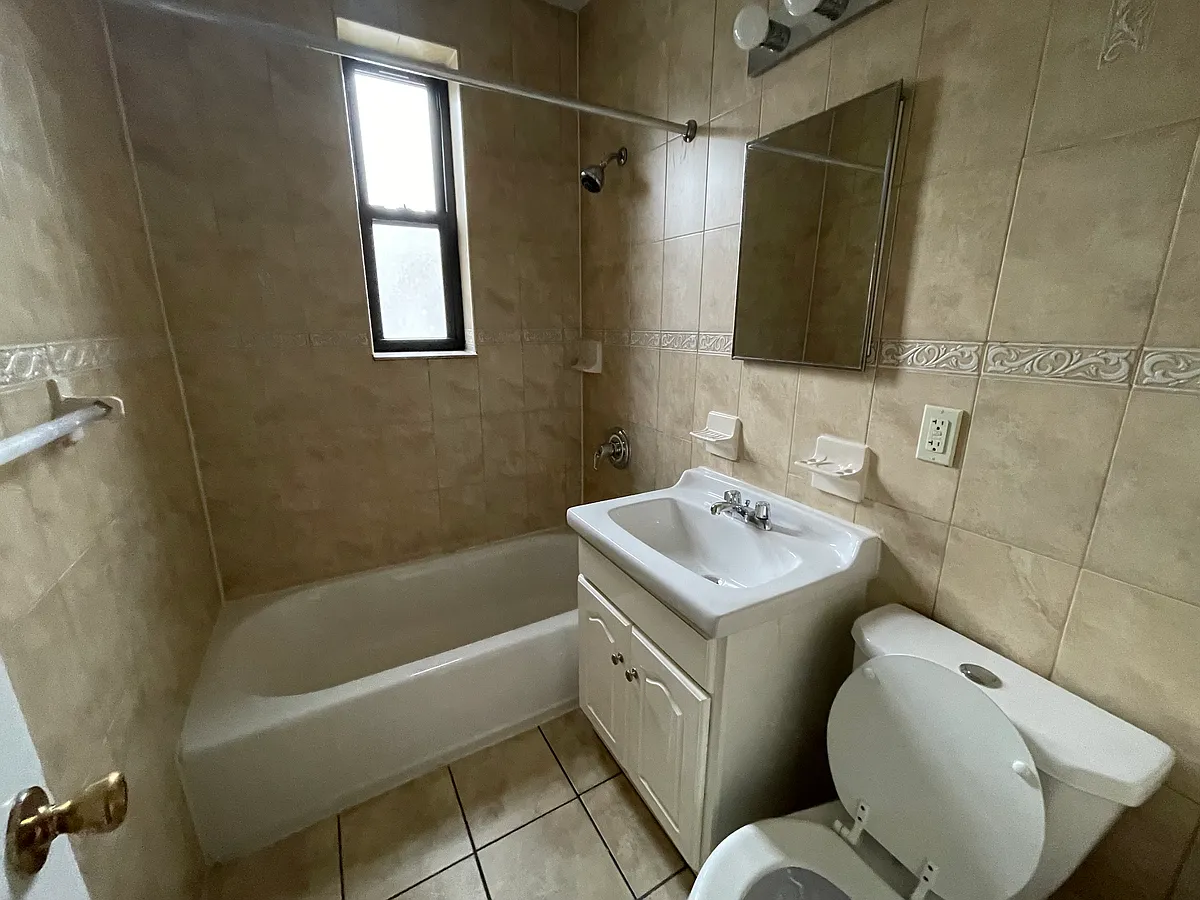 Building Photo - 67-11 Yellowstone Blvd #4D