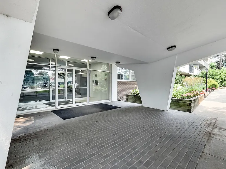 630 Roselawn Ave — Photo 49