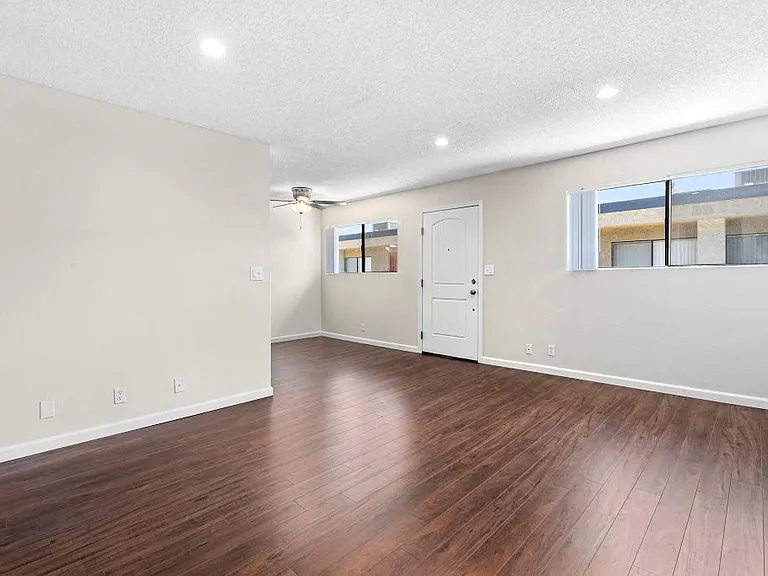 Topanga Terrace Apartments — Photo 10