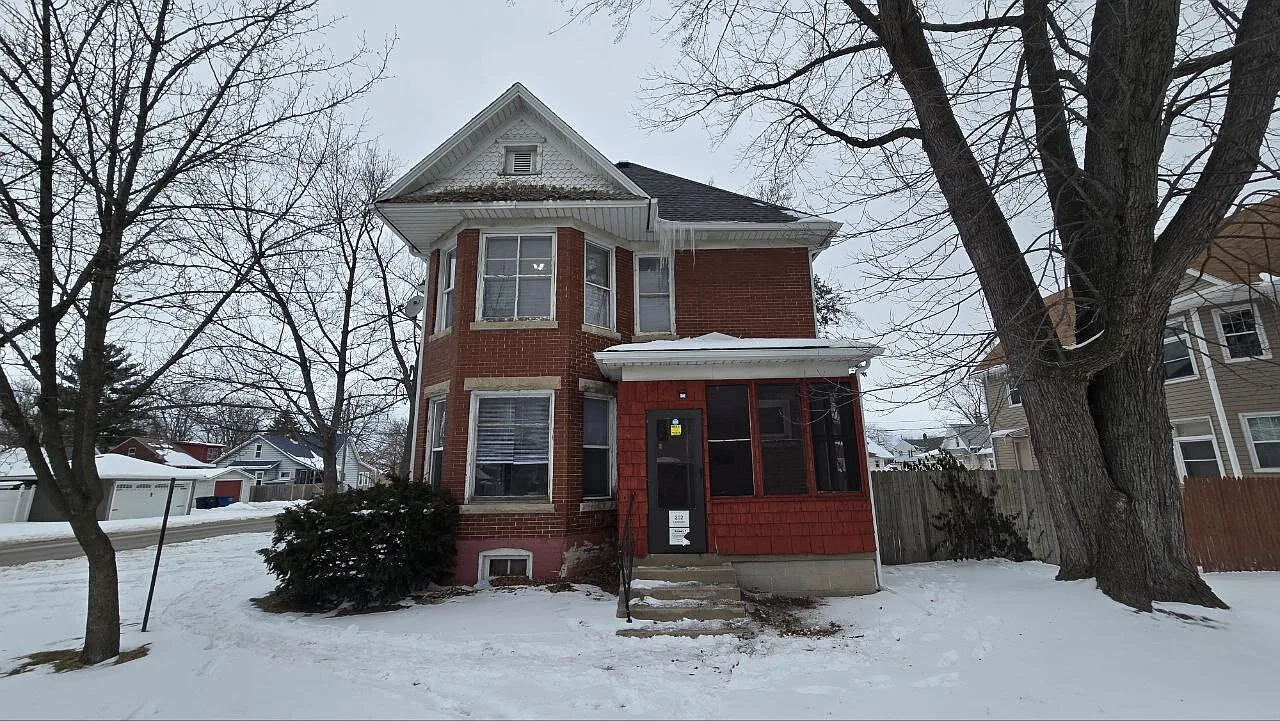 Spacious 3BR/1BA First-Floor Home with Garage & Fenced Yard in Quiet Michigan City Neighborhood — Photo 2