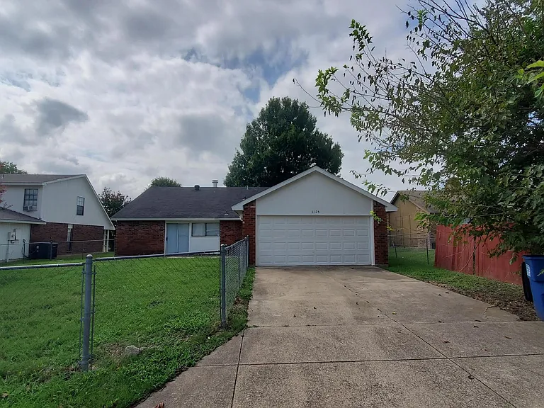 1125 Greenbriar Ln — Photo 13