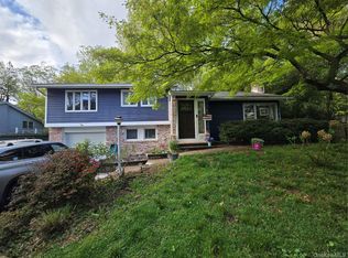 21 Woodridge Lane, Sea Cliff, NY 11579