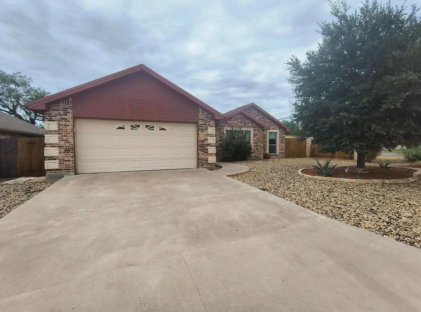 Elegant 3 Bedroom, 2 Bath Home 4 Minutes From Goodfellow Afb Available Now! — Photo 3