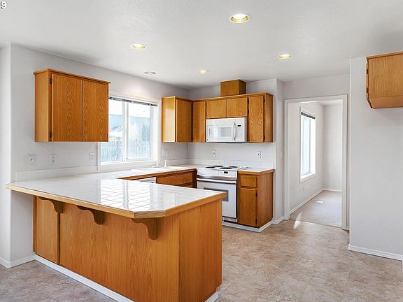 4th image of 3164 NE 1st Pl