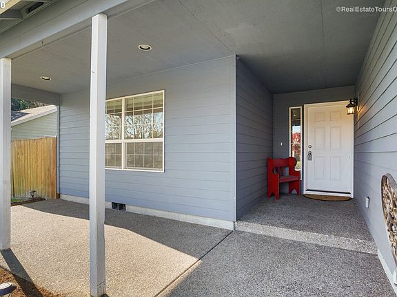 4th image of 264 NE Wilcox St