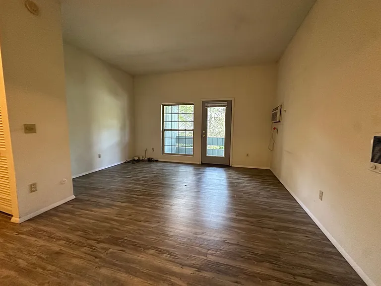 University Park Apartments near Cornell University — Photo 551
