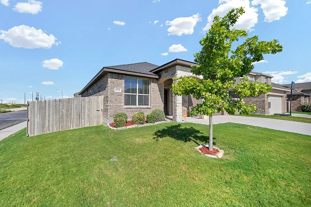 3 bed, 2.0 bath, 1707 sqft, $2,600 — Photo 3