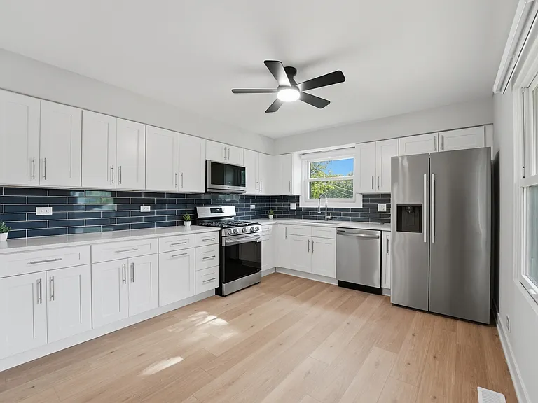 136 Edgewater Dr — Photo 3
