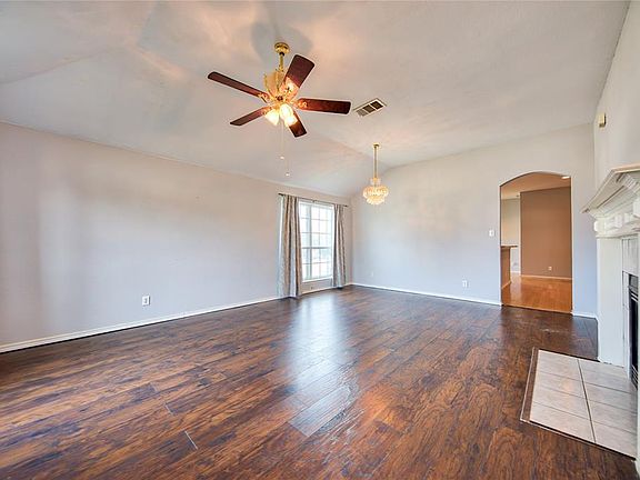2nd image of 909 Saratoga Ct
