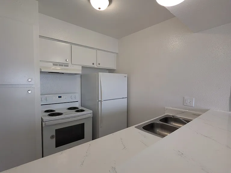 3737 Hillcroft Apartments — Photo 35