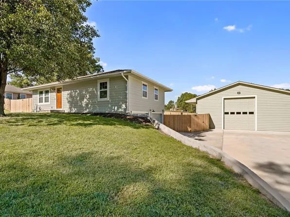 8630 Hilltop Rd, De Soto, KS 66018