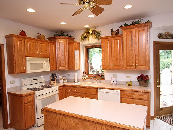 Kitchen w/Island