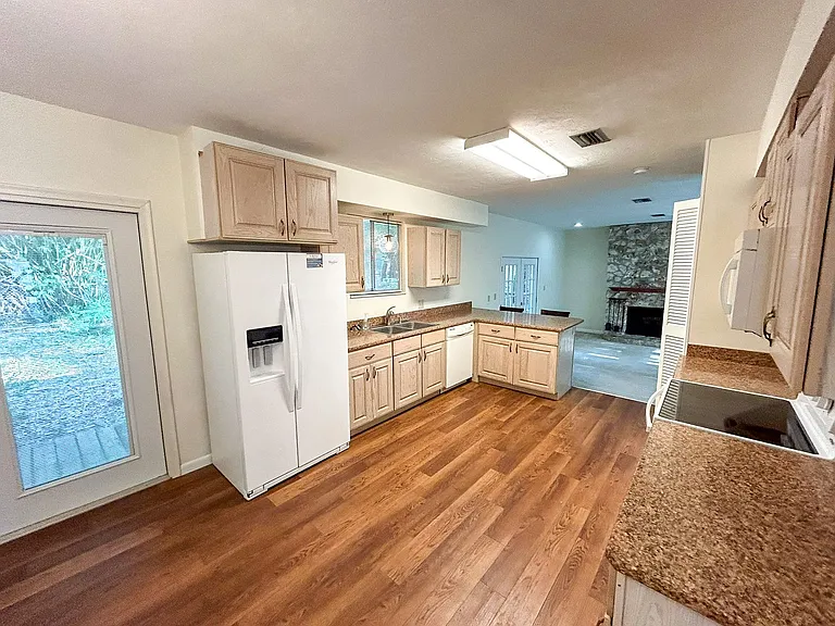 315 NW 28th St — Photo 3