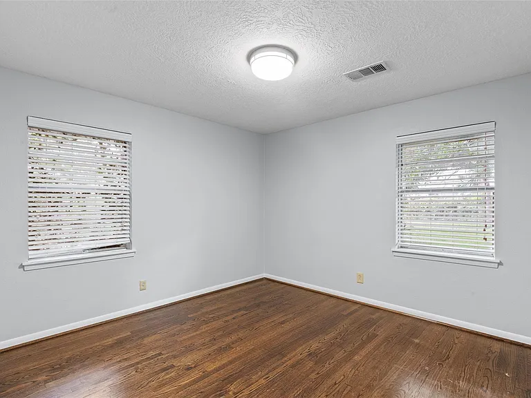 118 E Thornton Rd — Photo 10