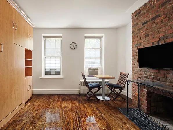 210 E 21st St APT 2D, Manhattan, NY 10010