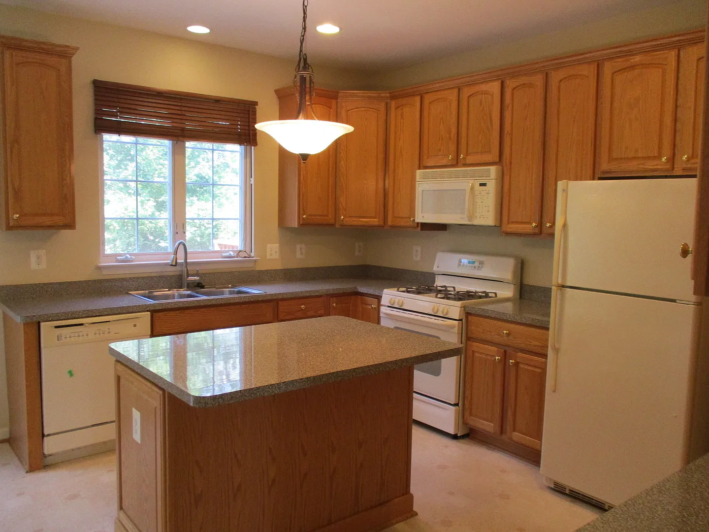 Lorton Townhouse - Close To Fort Belvoir — Photo 3