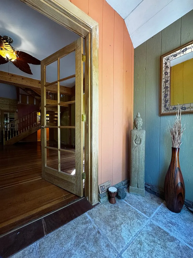 Charming 3-Bedroom in a Great Location — Photo 3