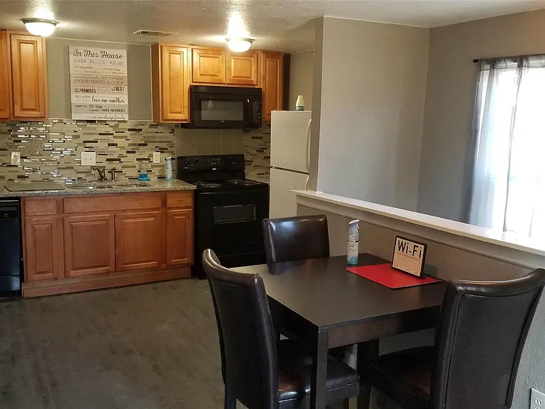 409 S Main St — Photo 3