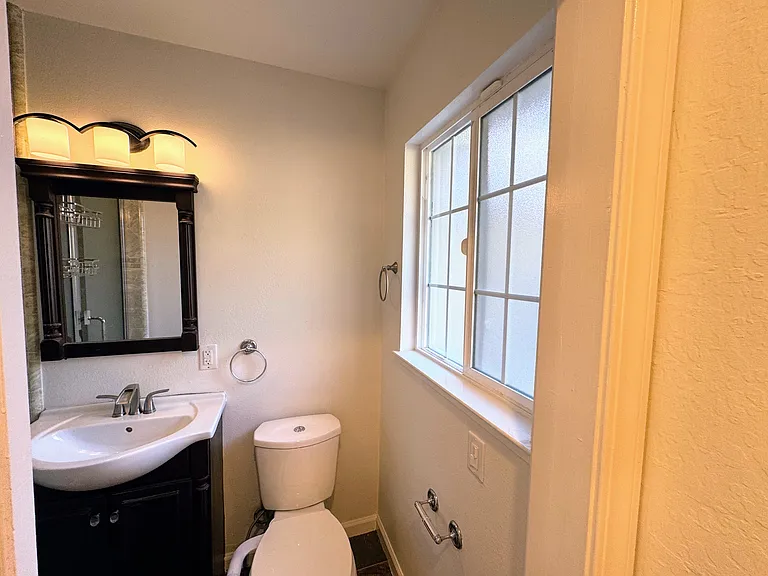 1204 Arlington Ln — Photo 10