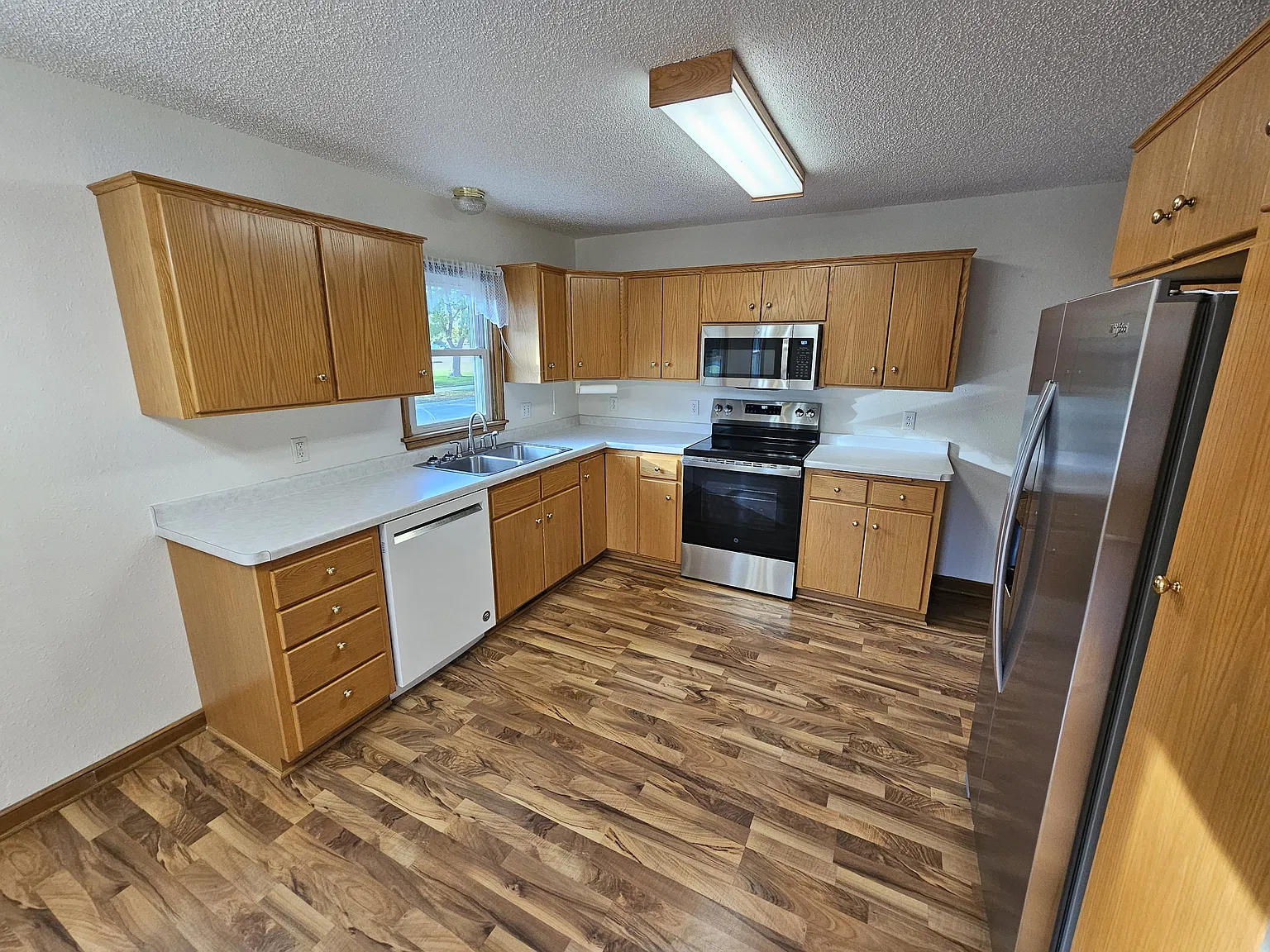 2 bed, 1120 sqft, $1,600 — Photo 3
